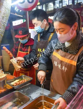 夫妻档小吃摊年入百万